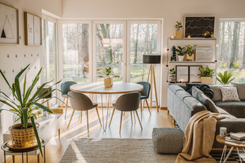 Soggiorno con sala da pranzo, tavoli e sedie